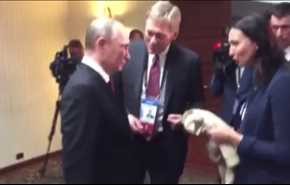 بالفيديو... بوتين يلتقي سيدة اعتقلتها الشرطة بسبب معطف؟