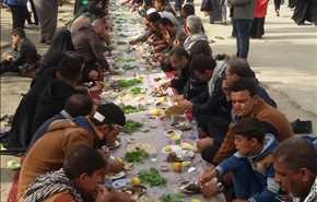 بالصور ..تقديم الذبائح والطعام لزوار الإمام الحسين (ع)