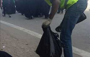 بالصور ..خدمة لزوار الأربعين شباب يقومون بتنظيف شوارع كربلاء المقدسة