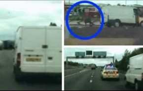 بالفيديو .. سقوط مجرم خطير من شاحنة أثناء مطاردة الشرطة لها