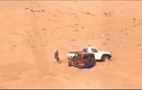 شاهد رجل حاول سحب سيارة من الرمال .. فكانت المفاجأة!