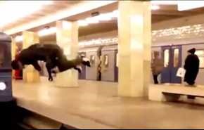 فيديو/ قفزة جنونية لمغامر روسي أمام القطارات .. لن تصدق ما حدث!