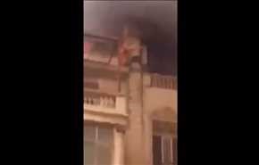 فيديو للحظة سقوط سيدة أثناء محاولة انقاذها من حريق شب في منزلها