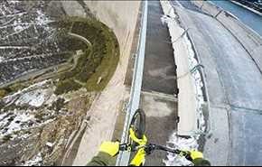 دوچرخه سواری روی نرده های یک سد در ارتفاع 198 متری + ویدیو