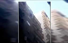 بالفيديو .. لحظة مرعبة لسقوط شاب من أعلى مبنى في الإسكندرية