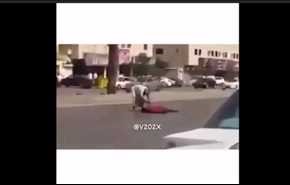فيديو صادم..مقتل عامل هندي وسط الشارع في السعودية