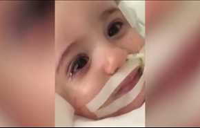 بالفيديو... طفلة تستيقظ أثناء مناقشة الأطباء إيقاف اجهزة الدعم عنها