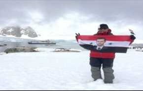 بالصور.. أول سوري يرفع علم بلاده فوق القطب الجنوبي