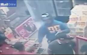 بالفيديو.. لص  سيء الحظ يهاجم متجرًا أحد زبائنه ضابط شرطة!