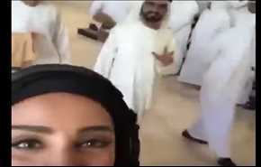 شاهد .. ردة فعل غريبة من حاكم دبي أثناء التقاط فتاة 