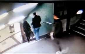 بالفيديو... الكشف عن هوية الرجل الذي دفع الفتاة على درج مترو برلين