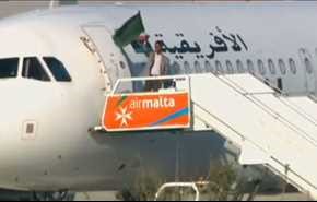 اهتزاز پرچم سبز قذافی روی هواپیمای ربوده شدۀ لیبیایی (ویدیو)