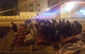 صور؛ البحرينيون يؤدون صلاة العشاءين أمام منزل الشيخ عيسى قاسم