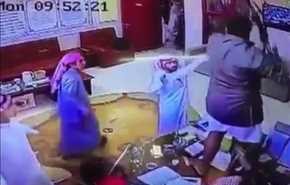 بالفيديو.. طالب سعودي يدخل مدرسته حاملاً رشاشاً ويهدد به معلمين!