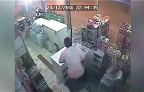 بالفيديو... لحظة نجاة رجل من الموت بعد اقتحام شاحنة متجره