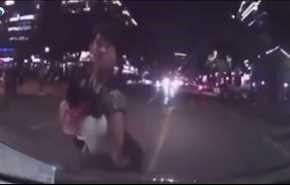 فيديو.. رجل يلقي بنفسه وهو يحمل طفلته امام سيارة بسبب زوجته!