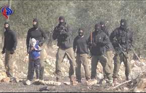 شاهد.. جنود الاحتلال يتخذون طفلا فلسطينيا في السابعة من العمر رهينة لديهم
