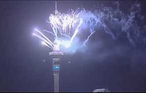 برج أوكلاند في نيوزيلندا يستقبل 2017 بالألعاب النارية