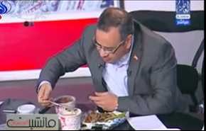 بالفيديو... إعلامي مصري يتناول 