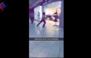 بالفيديو... شجاعة فتاة امسكت لصا حاول الهرب من الأمن