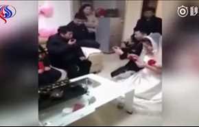 بالفيديو.. عروس تلقى المهر في وجه حماها اعتراضا على قيمته!