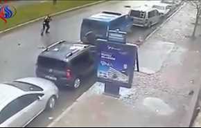 فيديو... لحظة مقتل شرطي تركي خلال اشتباك مع مسلحين في إزمير