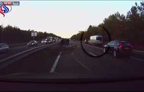 بالفيديو...سيارة بلا سائق تتجنب حادثا بطريقة ذكية
