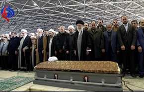 قائد الثورة الاسلامية يصلي على جثمان الفقيد آية الله هاشمي رفسنجاني (فيديو)