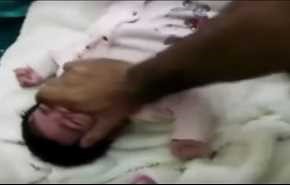فيديو مؤلم لأب سعودي يعذب طفلته الرضيعة ويكتم أنفاسها!