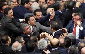 بالفيديو.. مصارعة في البرلمان التركي على خلفية 