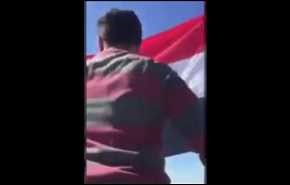 بالفيديو ..رد فعل مواطن عراقي عندما رأى علم بلاده يرفرف فوق سماء مدينته الموصل !!!