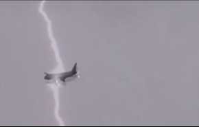 نجات معجزه‌آسای هواپیمای روسی از صاعقه +ویدیو