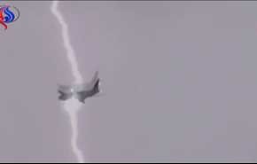 بالفيديو... لقطات مرعبة لصاعقة قوية تضرب طائرة بعد إقلاعها
