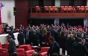 شاهد: بعد ايام من العراك.. البرلمان يقر مشروع صلاحيات اردوغان