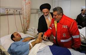 ممثل قائد الثورة الاسلامیة یعود رجال الاطفاء المصابین فی حادث مبنی بلاسکو