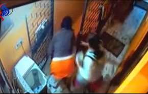 ویدیویی تکان دهنده ... مادر هندی نوزادش را از پله‌ها به پایین پرت کرد