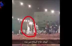 بالفيديو.. رجل يستعرض بسلاح ناري خلال زفاف في السعودية