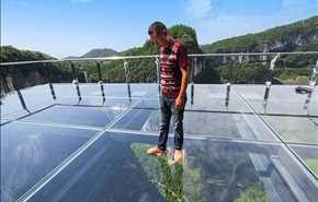 بالصور..الصين تبني جسرًا زجاجيًا مرعبًا في جبال 