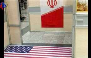 بالصورة.. علم أمريكا تحت اقدام المسافرين في مطار طهران