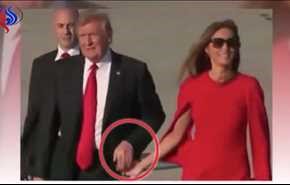 بالفيديو... ماذا فعل ترامب مع زوجته أمام الحضور في المطار؟!