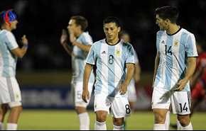 نادي أرجنتيني ينسى قمصانه ويلعب بقمصان المنتخب!