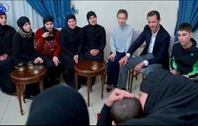 شاهد كيف استقبل الأسد وزوجته مخطوفي قرى ريف اللاذقية المحرّرين