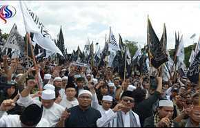 بالفيديو.. آلاف المتظاهرين في جاكارتا يطالبون بالتصويت لمرشحين مسلمين