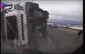 بالفيديو.. حادث مروع لشاحنة ضخمة تسحق سيارة شرطة أميركية
