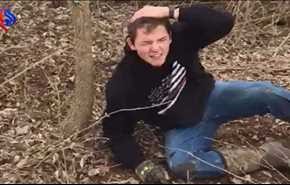 فيديو لغزال يضرب رجلا بعد تحريره من الفخ