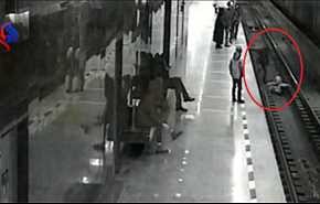 بالفيديو... مصير طفل يبلغ من العمر 8 سنوات سقط أمام القطار!