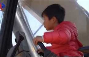 بالفيديو... طفل عمره 4 سنوات يقود جرافة بشكل محترف