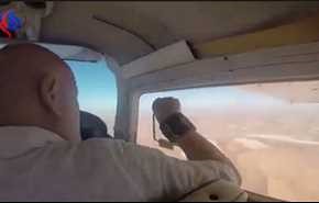بالفيديو ... ماذا حدث لرجل فتح نافذة طائرة لالتقاط صورة