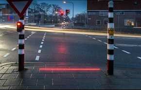 في هولندا، أضواء المرور على الأرض لتنبيه المحدقين بالهواتف