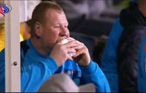 بالفيديو.. حارس يأكل أثناء المباراة